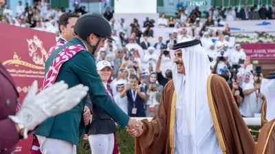 أمير قطر يتوج الفارس السعودي عبدالله الشربتلي 