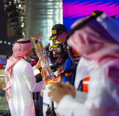 وزير الرياضة يتوّج"ماكس فيرستابين" بسباق جائزة السعودية الكبرى للفورمولا1