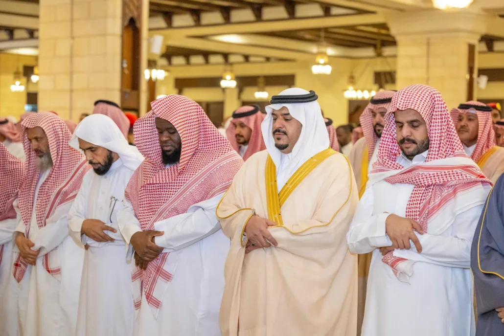 تلقى الأمير محمد بن عبد الرحمن العزاء والمواساة في وفاة خالته عقب الصلاة