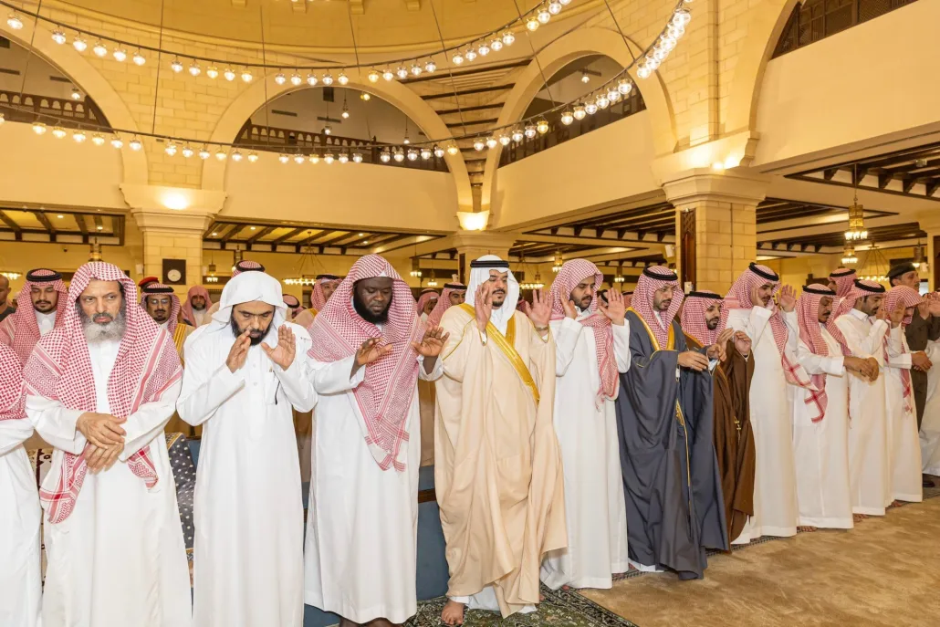 تلقى الأمير محمد بن عبد الرحمن العزاء والمواساة في وفاة خالته عقب الصلاة
