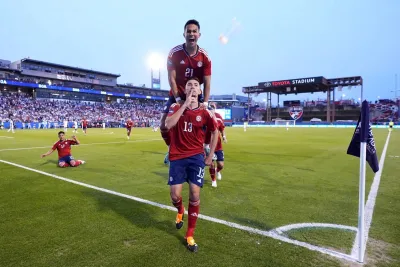 لاعبو كوستاريكا يحتفلون بالفوز