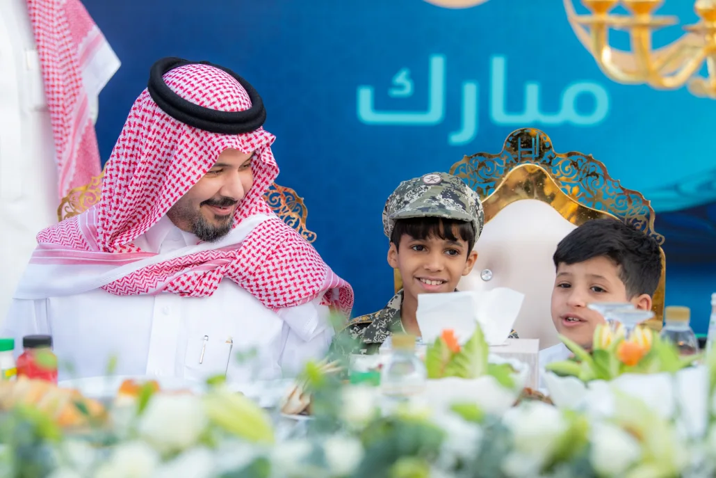 شارك الأمير سلمان بن سلطان الأيتام مأدبة إفطار رمضاني