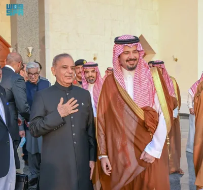 استقباله لدى وصوله مطار الأمير محمد بن عبدالعزيز الدولي،  أمير منطقة المدينة المنورة 