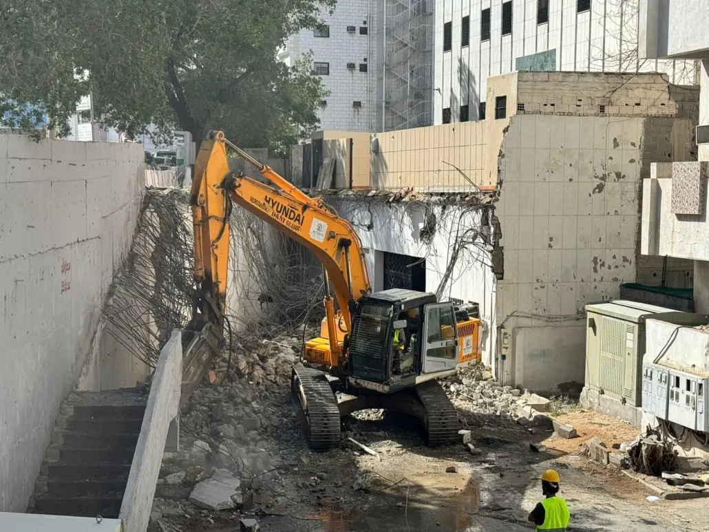إزالة تعديات على شارع بحي العزيزية في مكة المكرمة