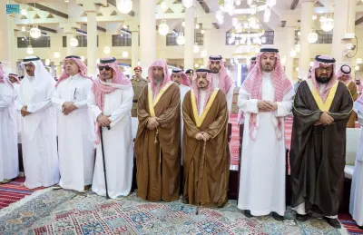 أمير منطقة الرياض يؤدي صلاة الميت على الأمير منصور بن بدر بن سعود 