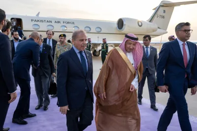 كان في استقبالهم في مطار الملك خالد الدولي، نائب وزير الخارجية المهندس وليد بن عبدالكريم الخريجي