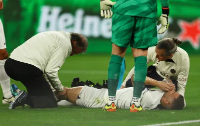 إصابة ه لوكاس هيرنانديز لاعب باريس سان جيرمان في مباراة بوروسيا دورتموند
