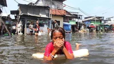 الفيضانات أثرت على أكثر من 1300 أسرة بإندونيسيا