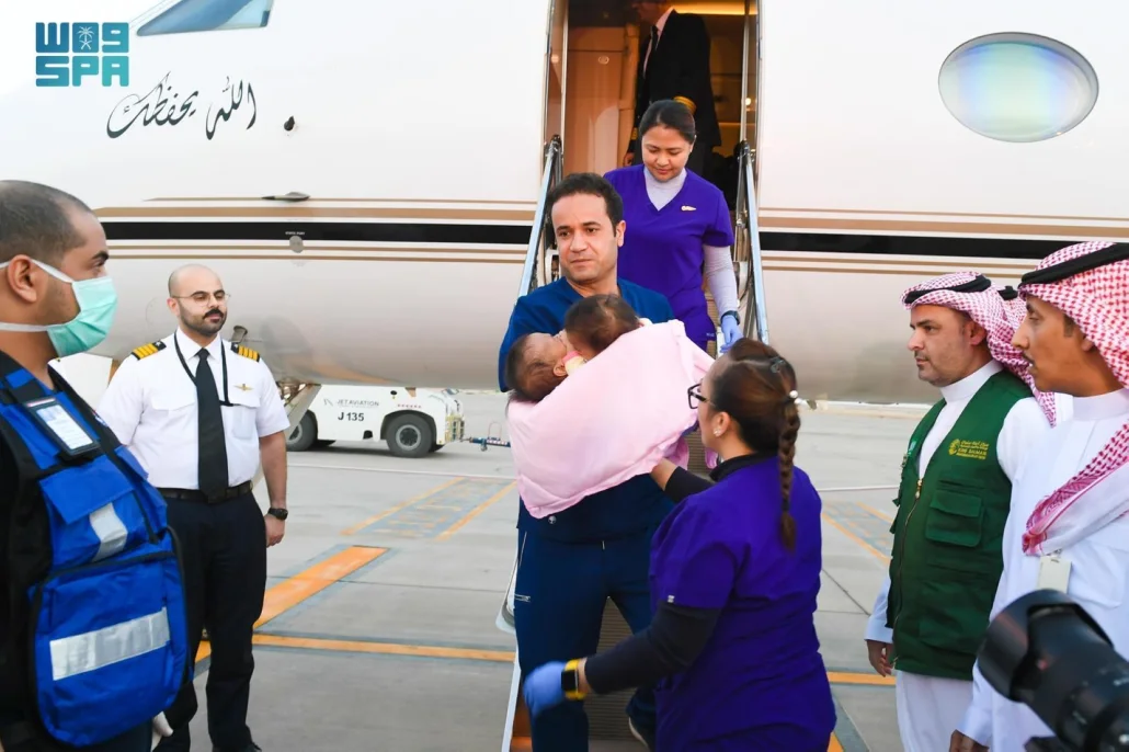 وصول التوأم السيامي الفلبيني «أكيزا وعائشة» إلى الرياض