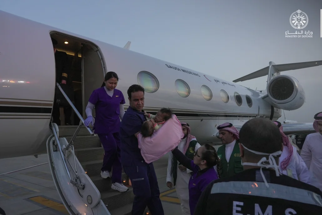 وصول التوأم السيامي الفلبيني «أكيزا وعائشة» إلى الرياض
