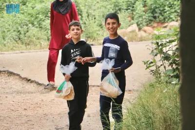 مركز الملك سلمان للإغاثة يوزع 150.000 ربطة خبز للأسر اللاجئة 