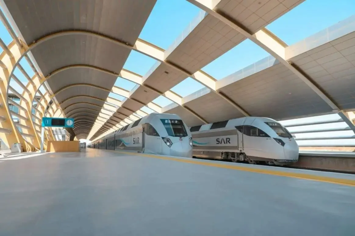 تخريج فنيي صيانة البنية التحتية، والقاطرات، والإشارات، إلى جانب قيادة القطارات