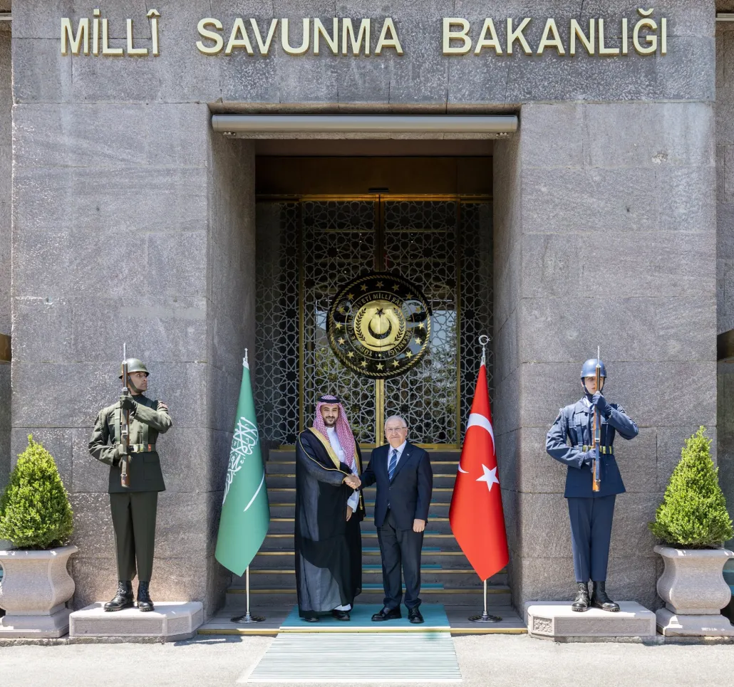 وزير الدفاع يلتقي نظيره التركي 
