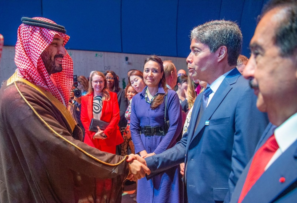 ولي العهد خلال مشاركته بحفل الاستقبال في باريس