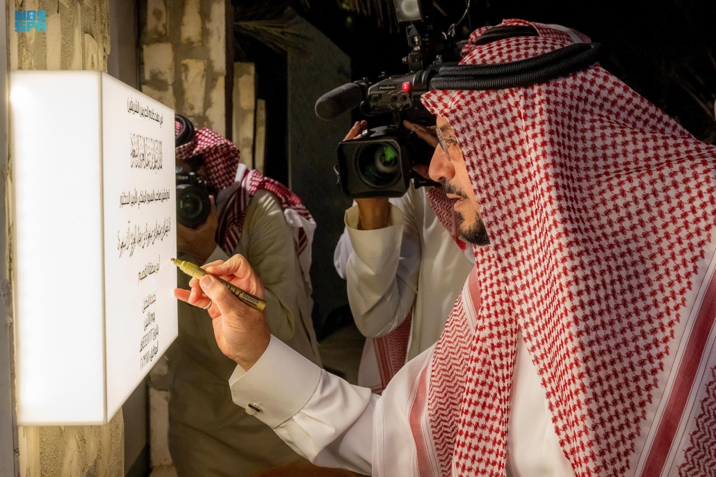 أمير القصيم يدشن مشروع جادة النخيل