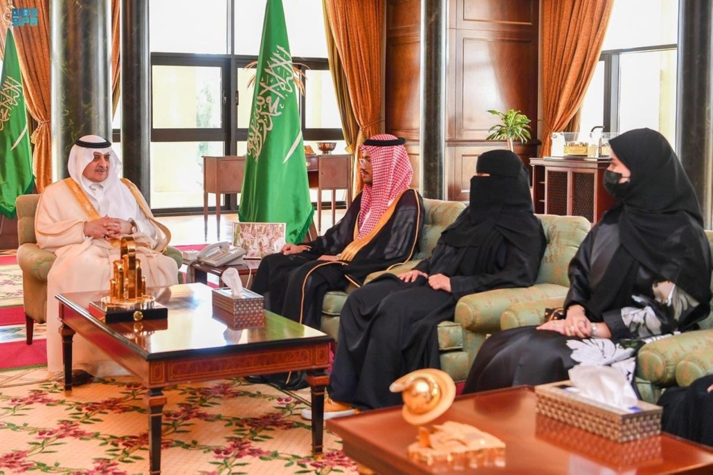 استمع إلى شرح عن أهدافها وبرامجها، ثم تسلم الرئاسة الفخرية للجمعية
