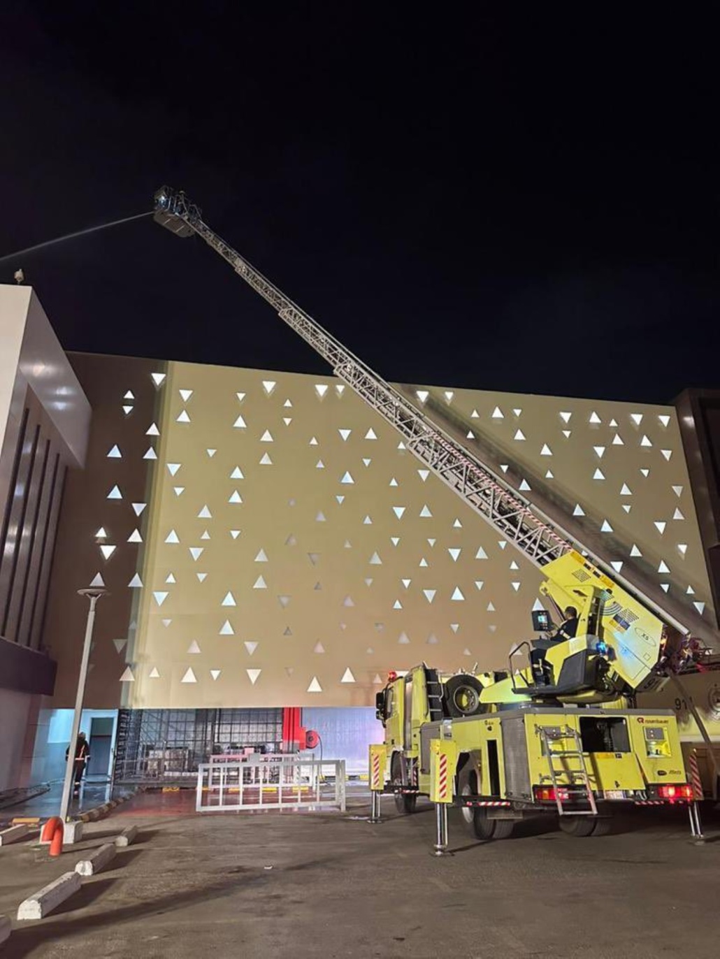 مدني جدة يخمد حريقاً نشب في مجمع تجاري