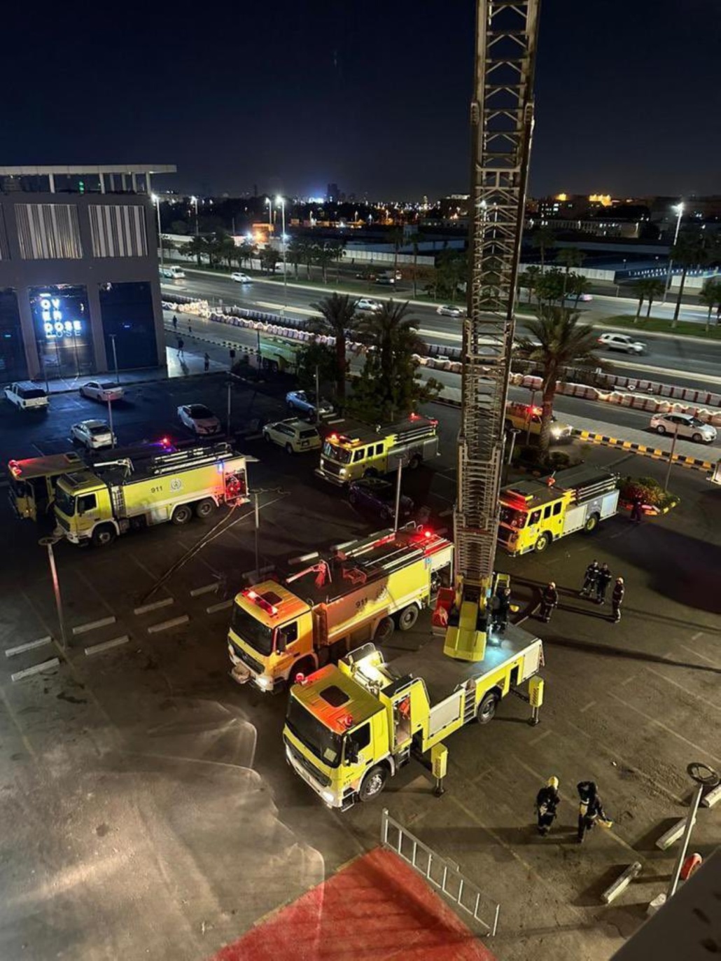 مدني جدة يخمد حريقاً نشب في مجمع تجاري