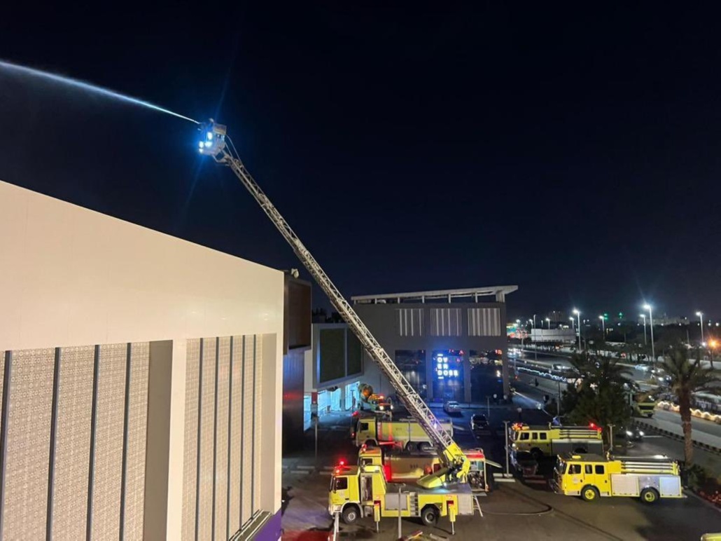 مدني جدة يخمد حريقاً نشب في مجمع تجاري