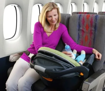 أوصت خبيرة السفر، كولين كيلي، بالتخطيط المسبق، لحالات تأخر الرحلات أو تحويلها، داعية إلى افتراض أن الرحلة لن تكون دون توقف، وتهدئة الأطفال خلال هذه الأوقات تعد كابوسًا، خاصة إن لم يكن هناك ما يكفي من "الإمدادات". وأوضحت كيلي أن هذه الإمدادات هي حفاضات إضافية، وزجاجات إرضاع إضافية، وبالطبع إمكانية إرضاعهم من حليب الأم، فهذا يعني إبقاءهم يتصرفون بشكل جيد طوال الرحلة.