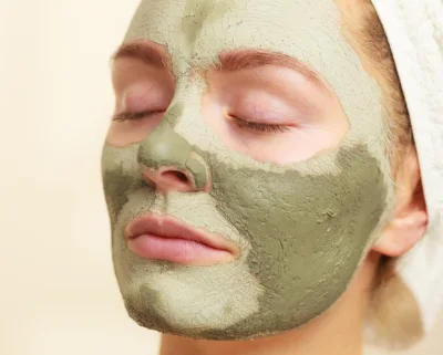  يتسبب غسول البشرة الذي يحتوي على الكحول في فقدان توازن الغشاء المائي-الدهني، وننصحك بعدم استخدام هذه المنتجات، واستبدالها بمنتجات خالية من الكحول