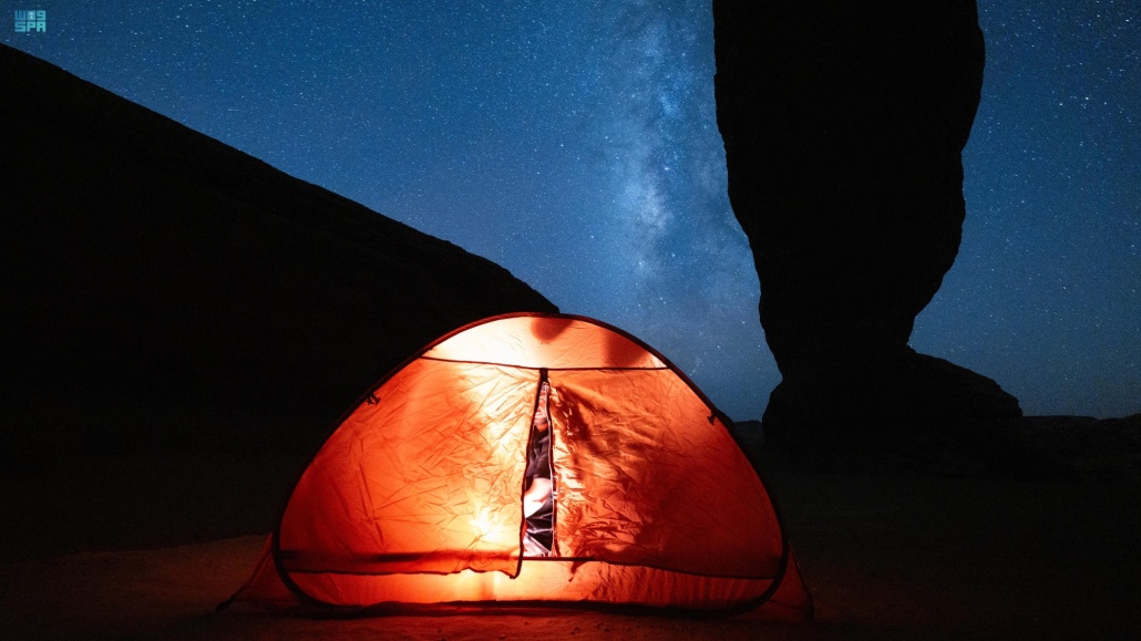 التخييم تحت النجوم يجذب مُحبيّ الطبيعة في محافظة العلا
