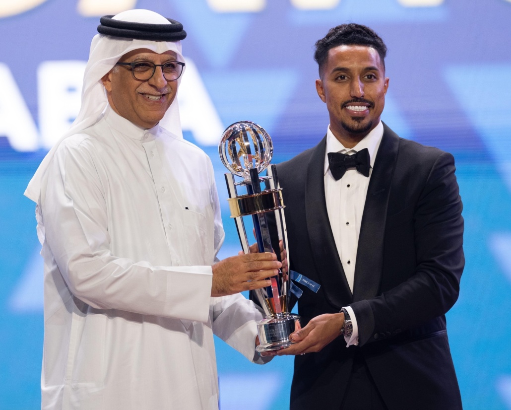 نجم المنتخب السعودي ونادي الهلال سالم الدوسري يتوّج بلقب أفضل لاعب في قارة آسيا
