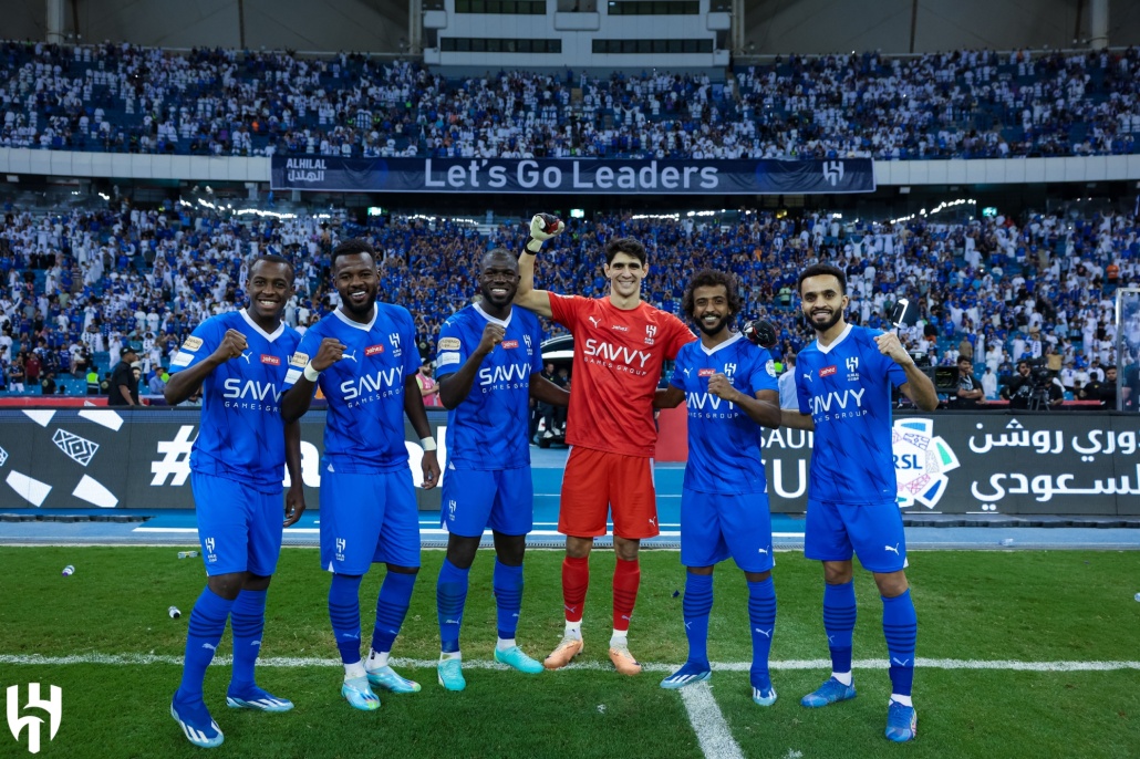 ياسين بونو يتوسط نجوم الهلال