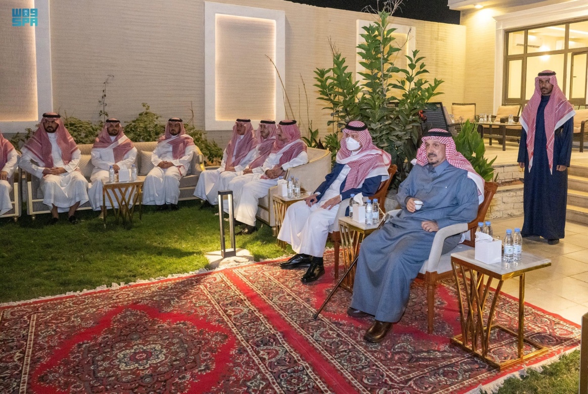 أمير منطقة الرياض خلال تقديمه واجب العزاء في الشهيد "العتيبي"