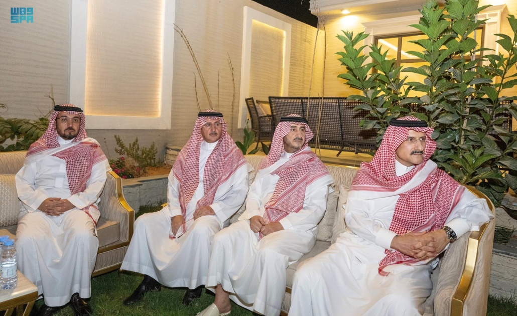 أمير منطقة الرياض خلال تقديمه واجب العزاء في الشهيد "العتيبي"