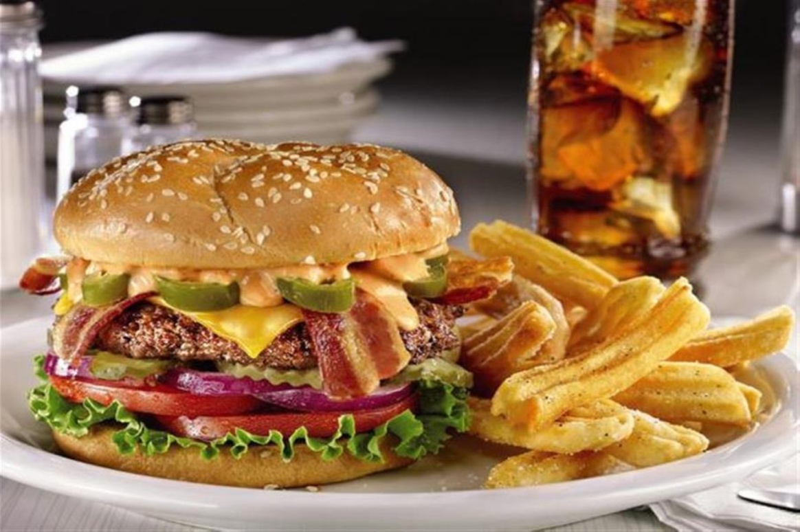 الإفراط في تناول الوجبات السريعة يعطل وظائف الدماغ