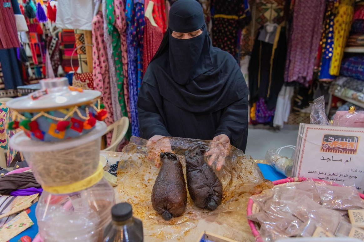 يستخدم السمن بالعديد من الأكلات الشعبية مثل الخميعة والفتية والعصيدة