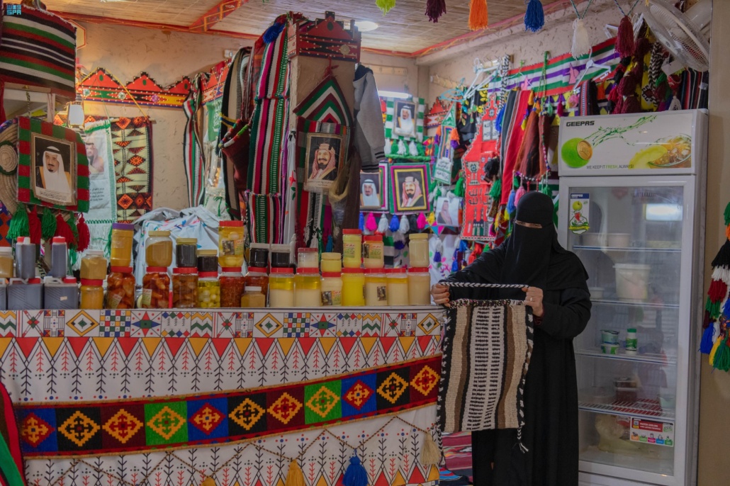 يستخدم السمن بالعديد من الأكلات الشعبية مثل الخميعة والفتية والعصيدة