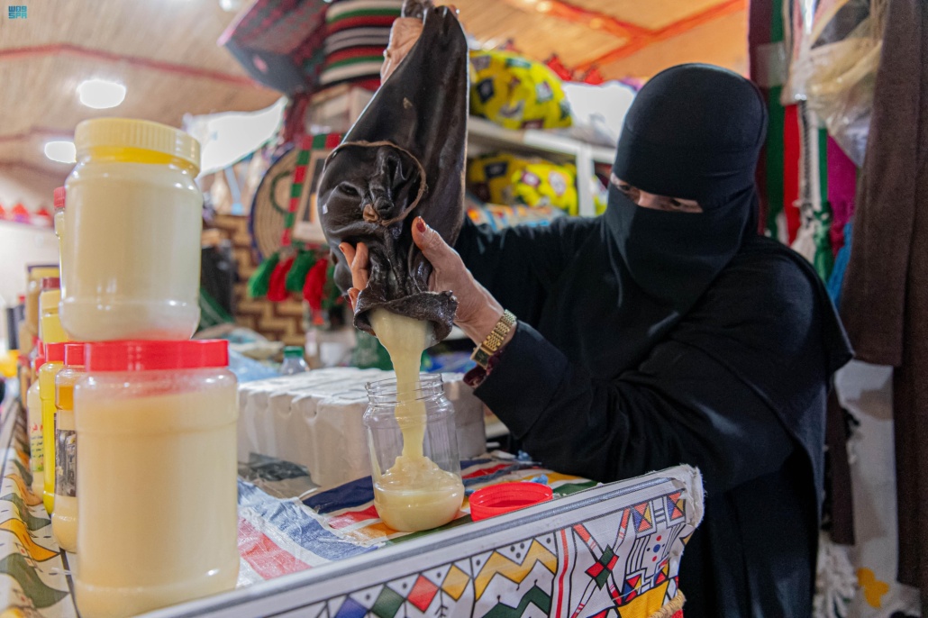 يستخدم السمن بالعديد من الأكلات الشعبية مثل الخميعة والفتية والعصيدة