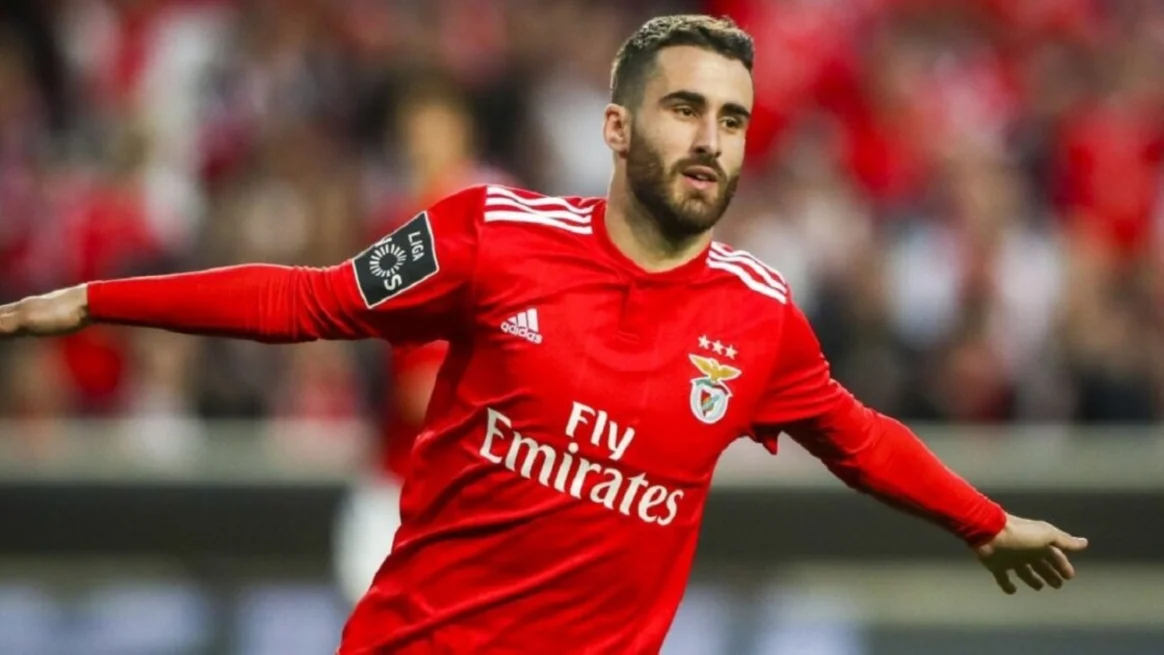 رافا سيلفا لاعب بنفيكا المرشح للانتقال لفريق الشباب
