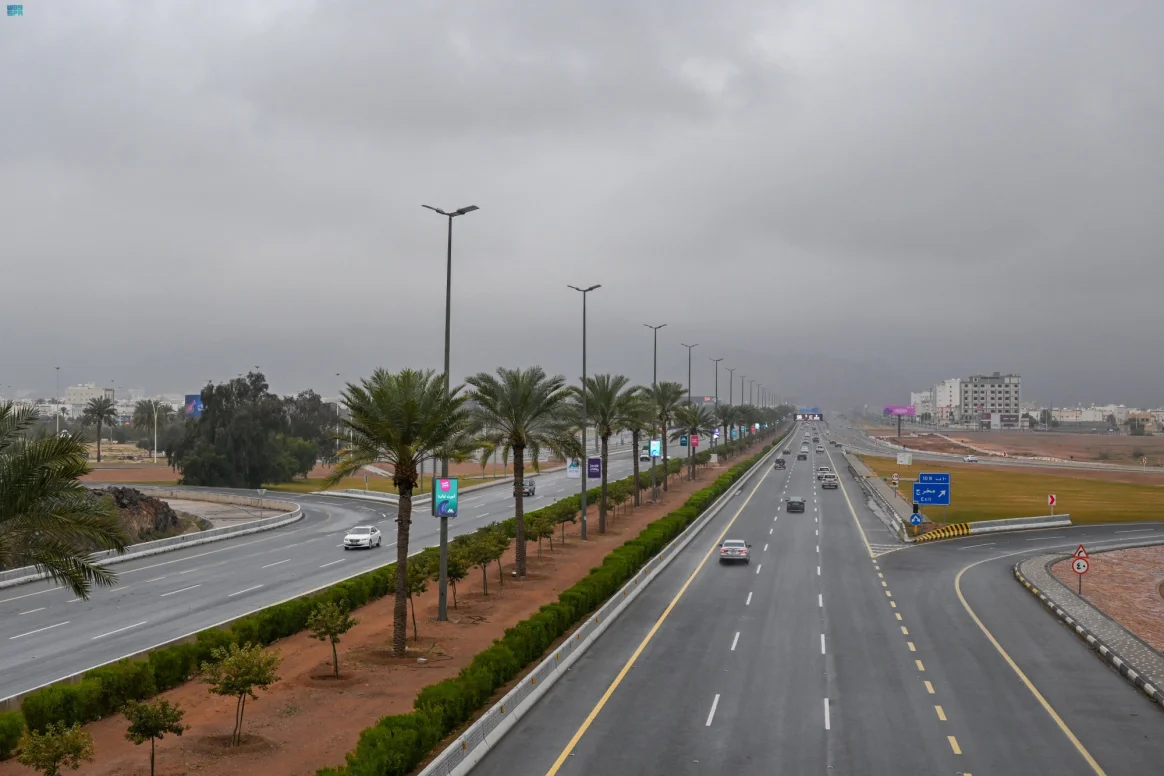 هطول أمطار رعدية متوسطة إلى غزيرة تؤدي إلى جريان السيول مصحوبة بزخات من البرد