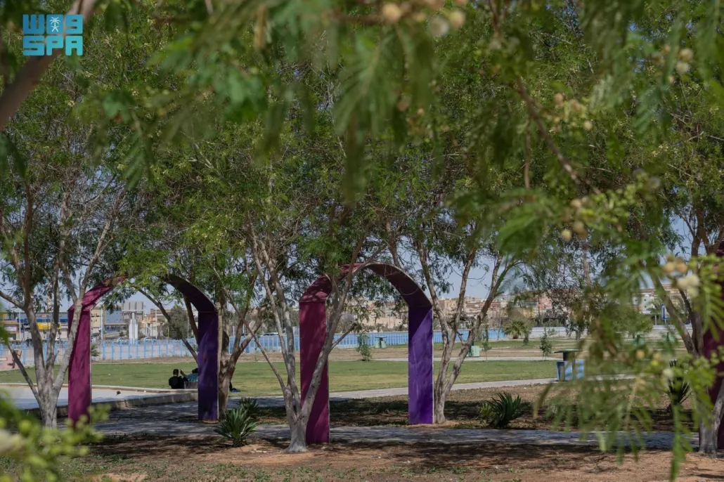 تحتضن الحديقة مجمعًا متكاملًا لألعاب الأطفال