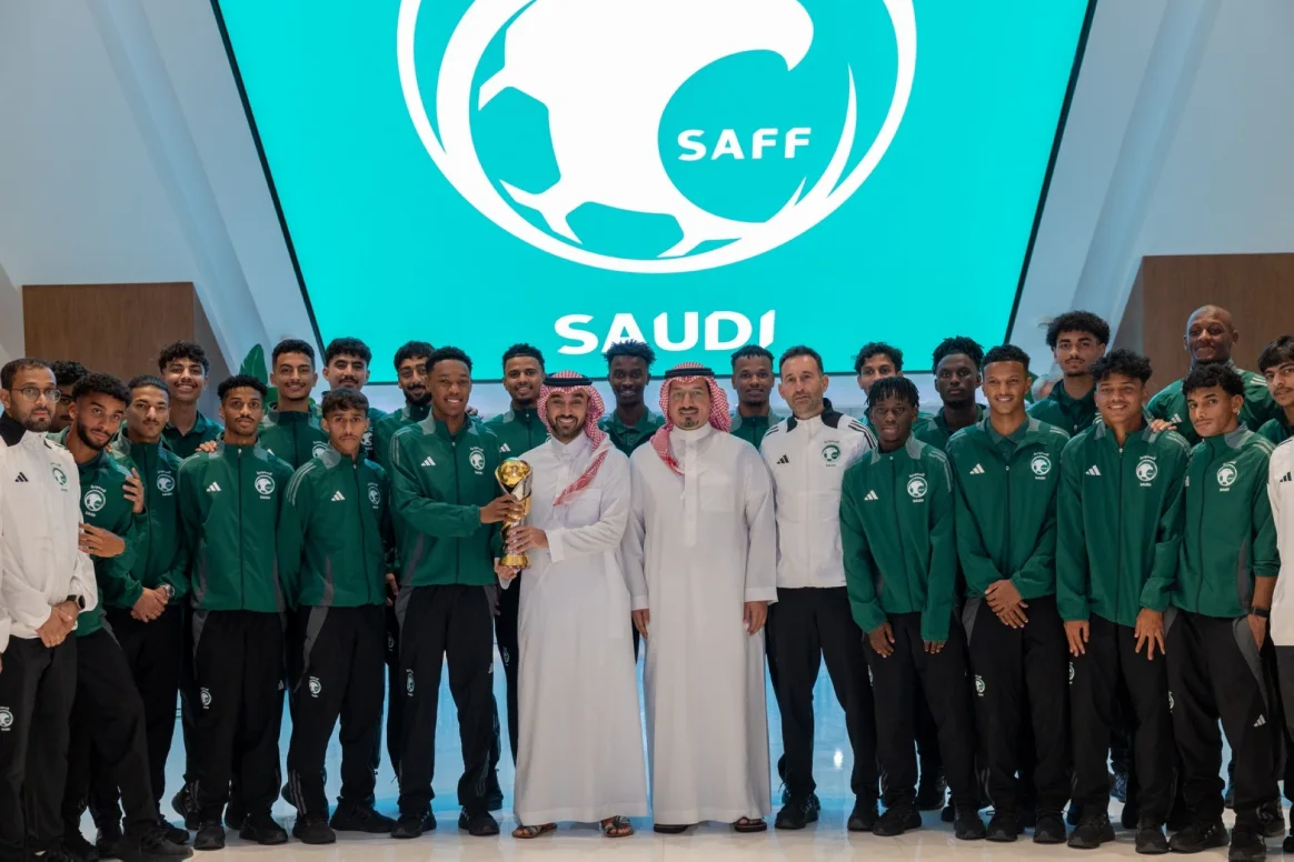 وزير الرياضة يستقبل لاعبي الأخضر تحت 19 و 17