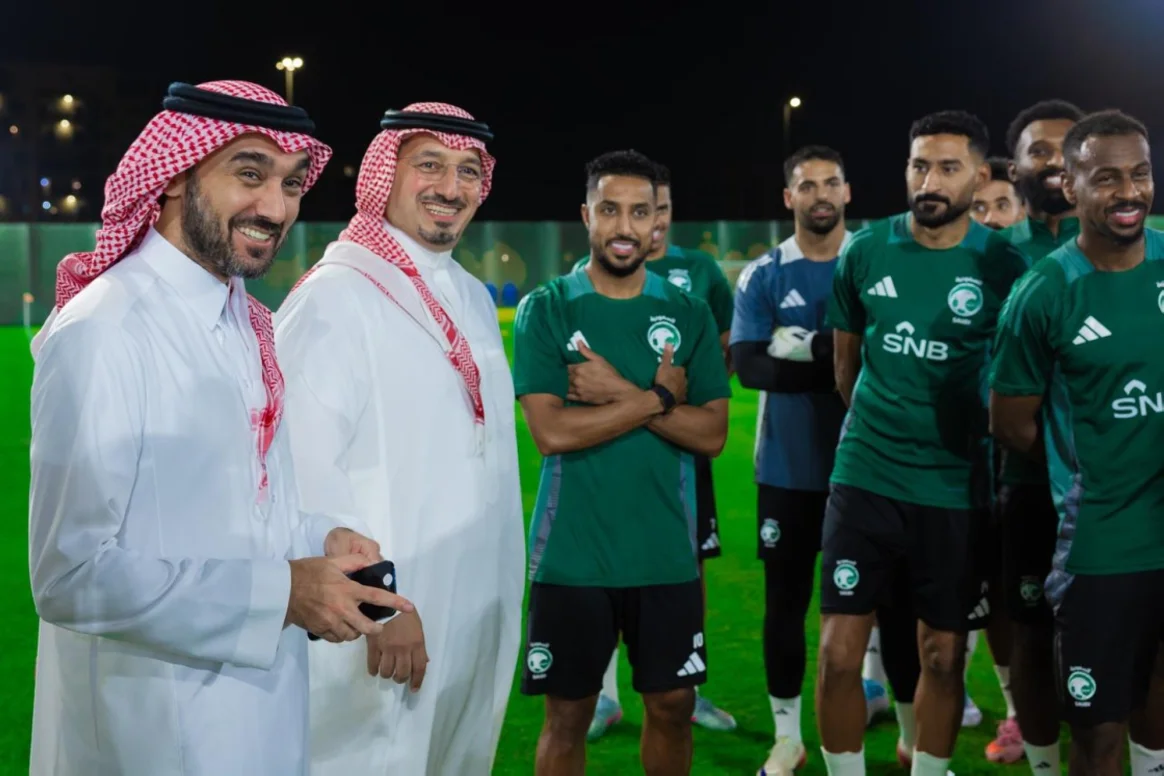 الفيصل يزور تدريبات الأخضر