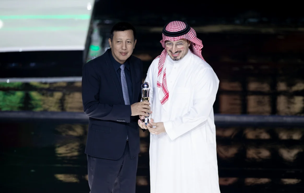 ياسر المسحل يتسلم جائزة أفضل اتحاد وطني في آسيا