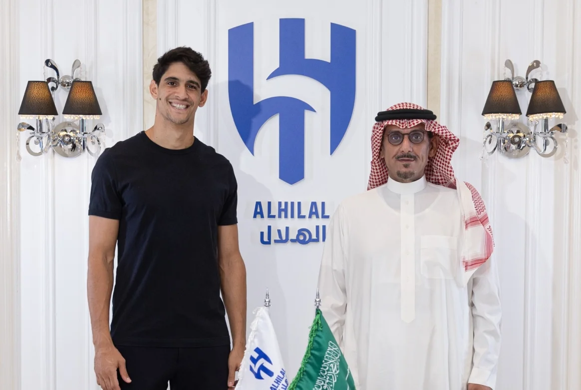 ياسين بونو يجدد عقده مع الهلال