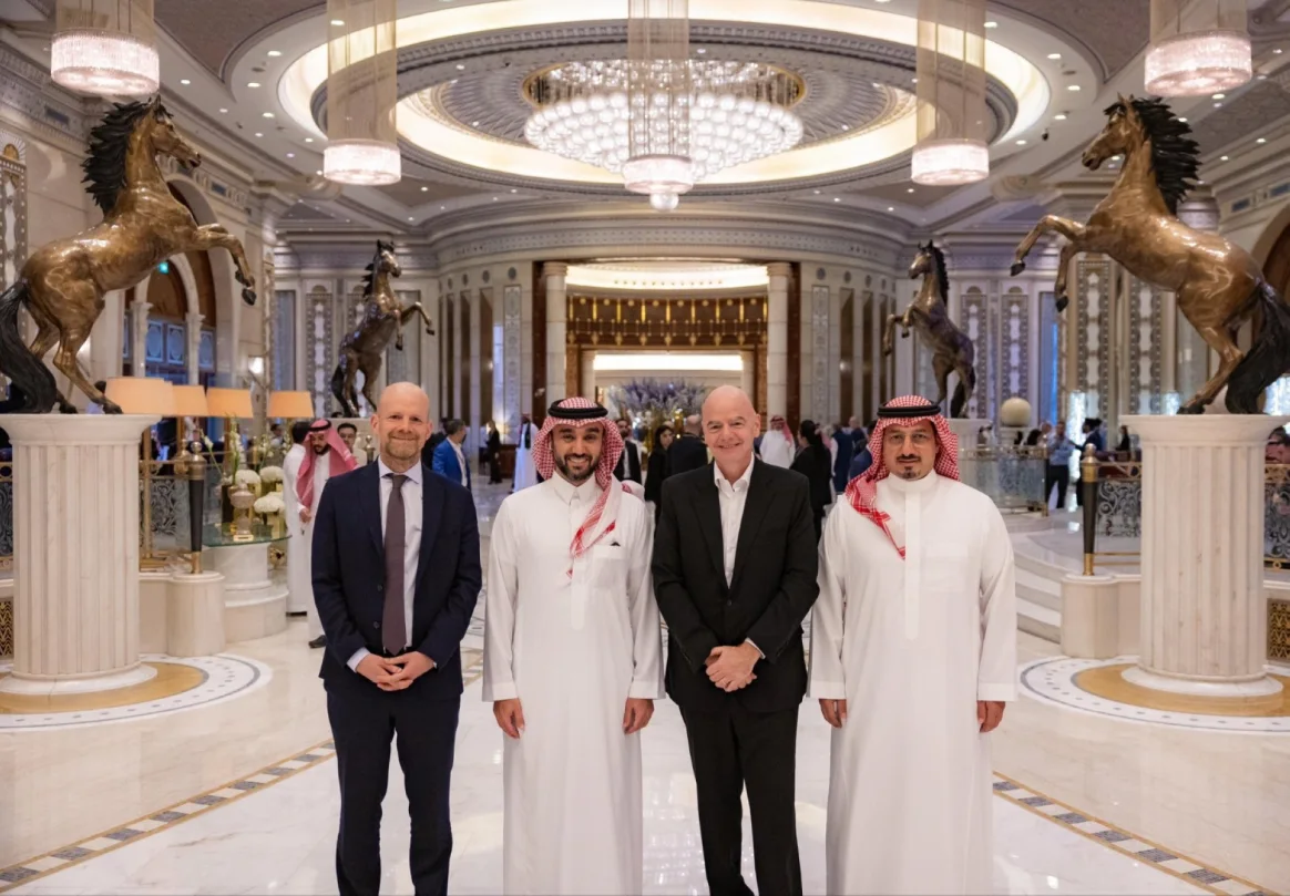 الأمير عبدالعزيز بن تركي الفيصل وجياني إنفانتينو رئيس فيفا