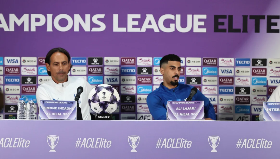 مدرب الهلال سيموني إنزاجي ولاعب الزعيم علي لاجامي