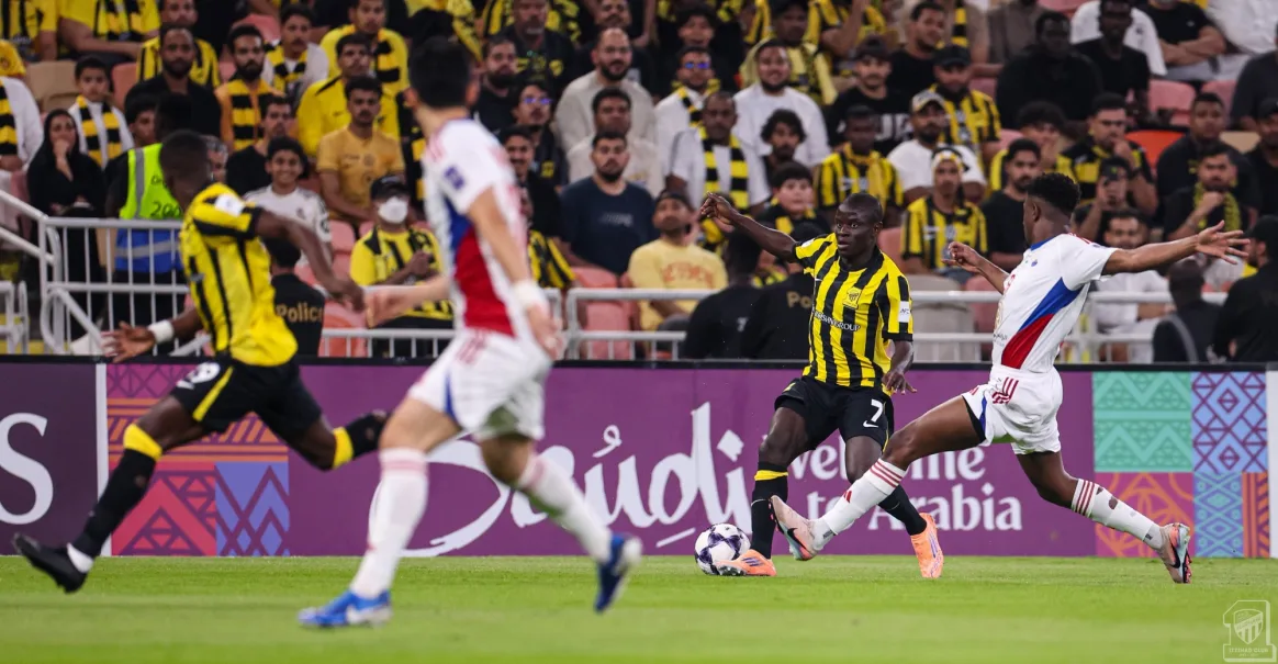 كانتي في مواجهة لاعبي الشارقة