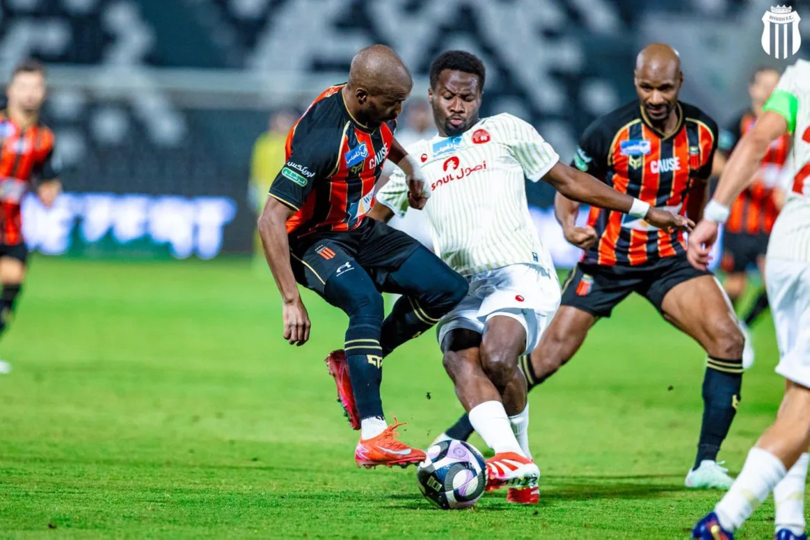 جانب من مواجهة الرياض أمام ضمك