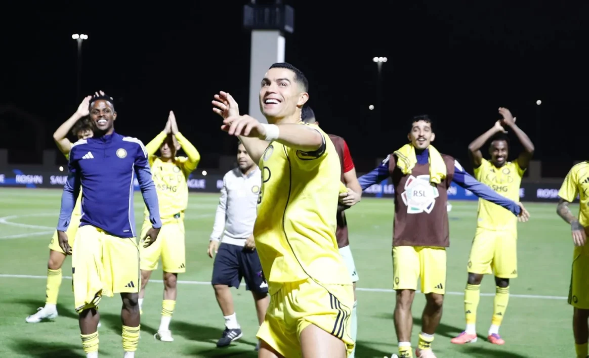 احتفال رونالدو مع لاعبي النصر