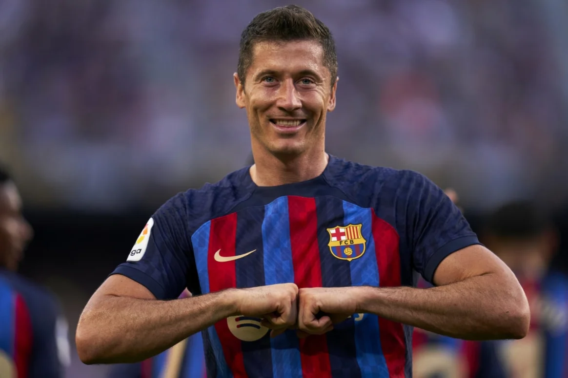 ليفاندوفسكي مهاجم برشلونة الإسباني