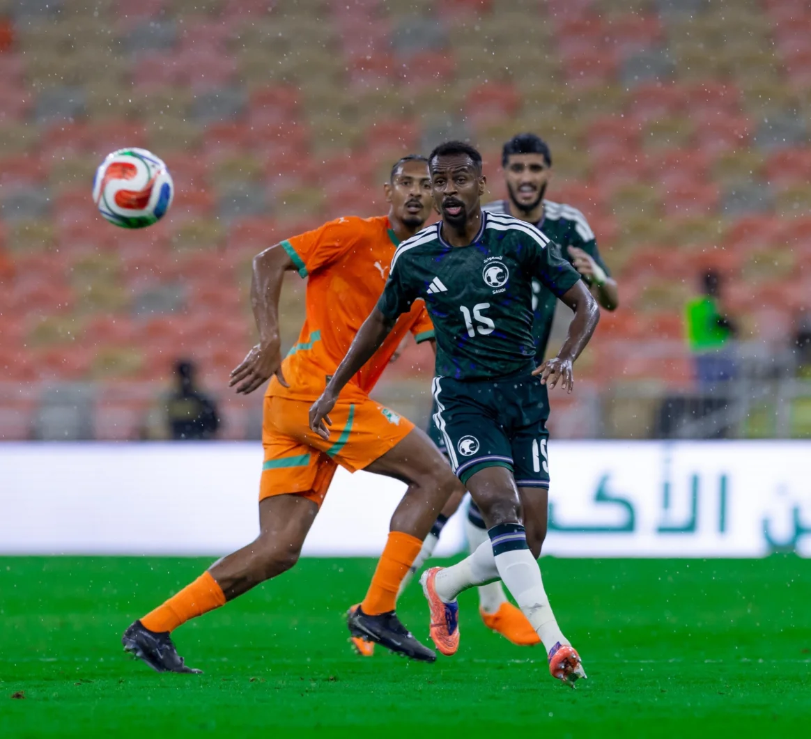 جانب من مباراة الأخضر أمام ساحل العاج