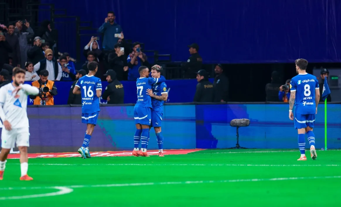 جانب من لقاء سابق بين الهلال والفتح