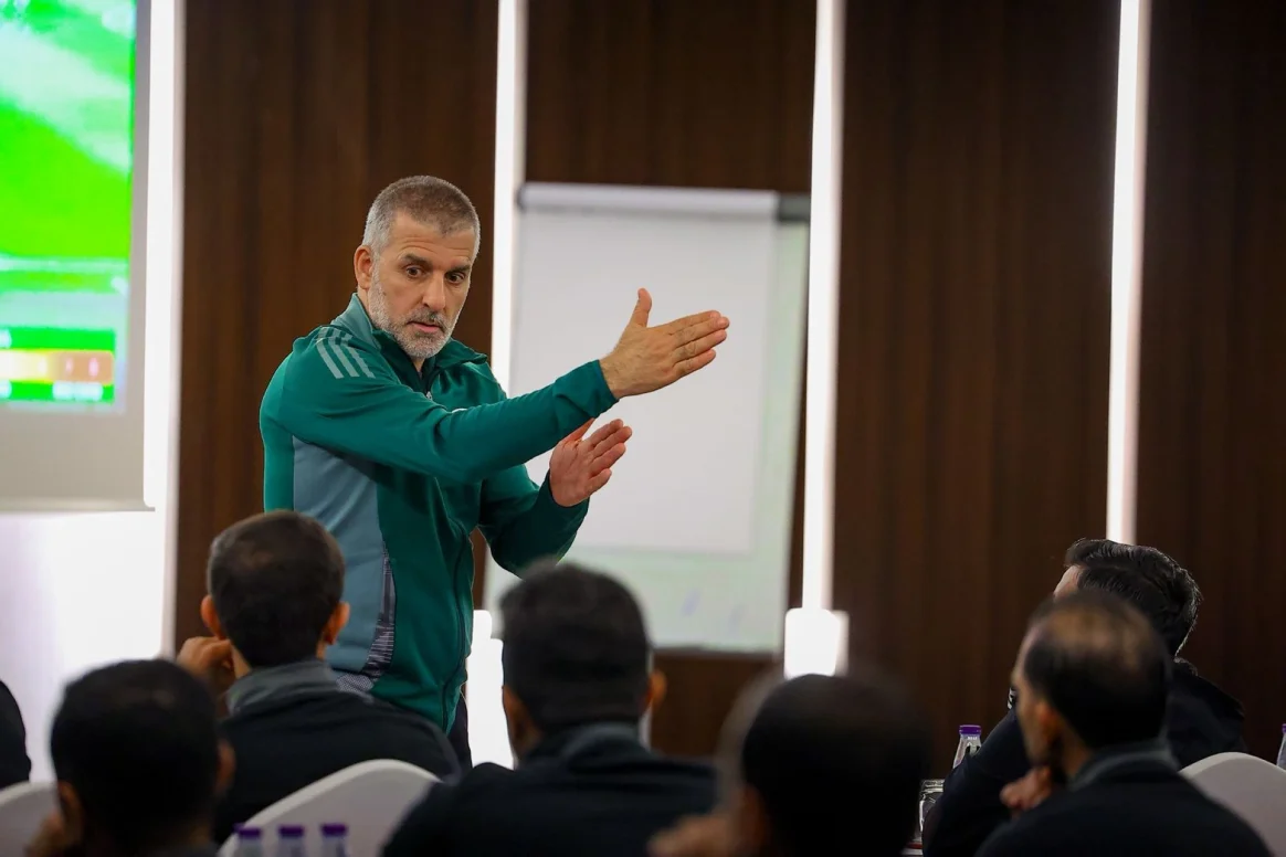 الاجتماع الدوري لحكام دوري يلو